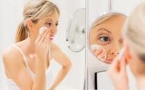 眼部卸妆油的使用指南 卸妆品在脸上不宜久留