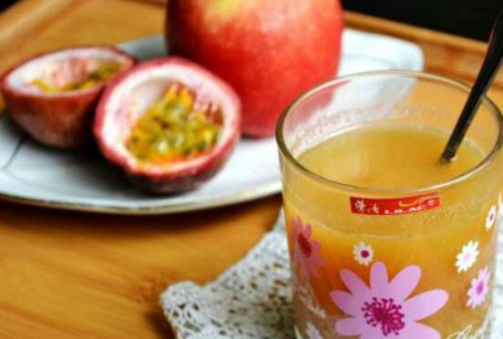 【百香果】百香果搭配苹果一起榨汁，美容养颜增强免疫力