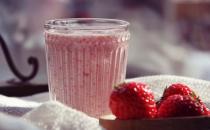 夏季清爽饮品：草莓奶昔的做法
