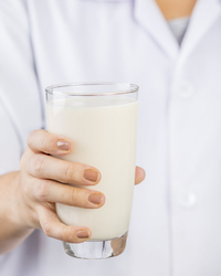 喝牛奶可预防膝关节痛
