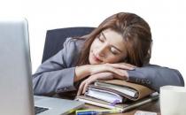 白领午休喜欢趴着睡 导致的健康危害不可轻视